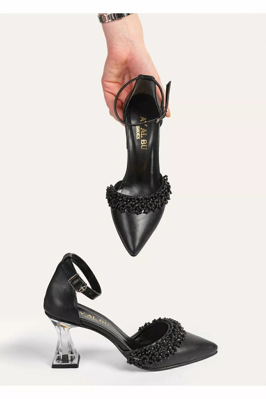 Chaussures de soirée pour femme avec perles d'ivoire sur peau blanche