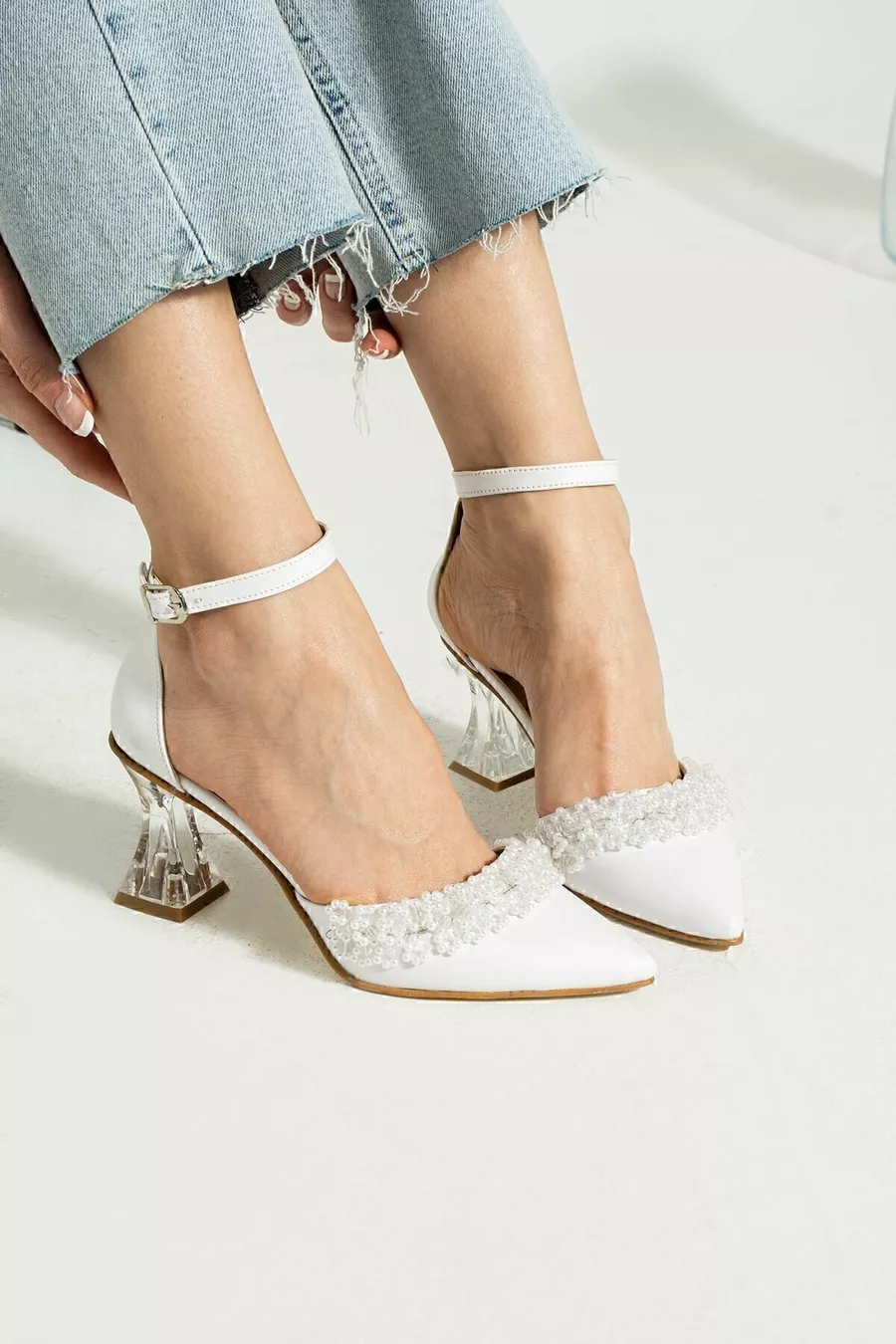 Chaussures de soirée pour femme avec perles d'ivoire sur peau blanche