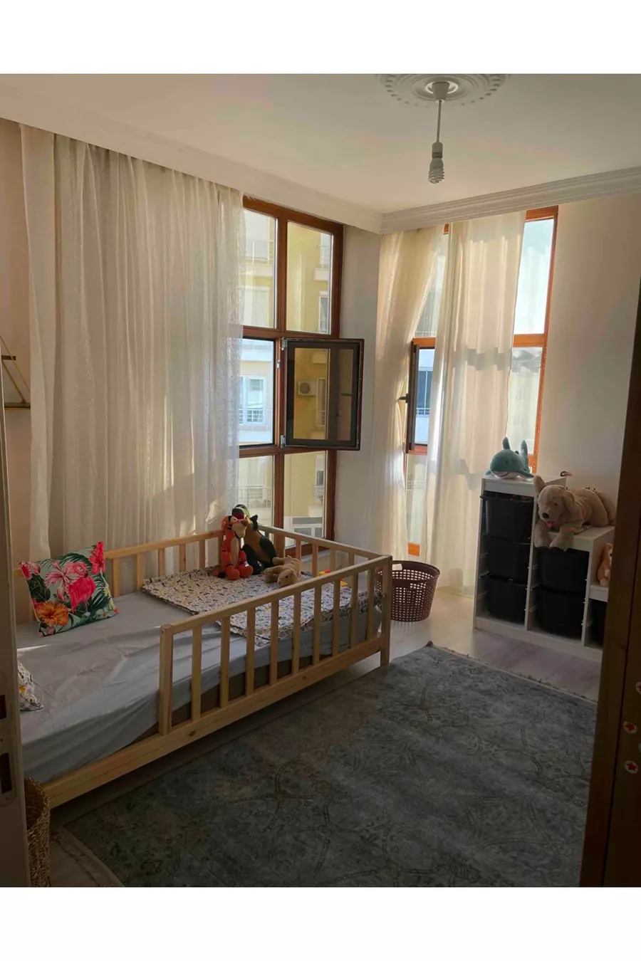 Lit d'enfant en bois naturel