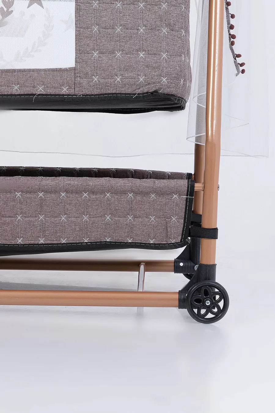 Lit de bébé avec panier à côté de la mère, berceau de luxe à roulettes