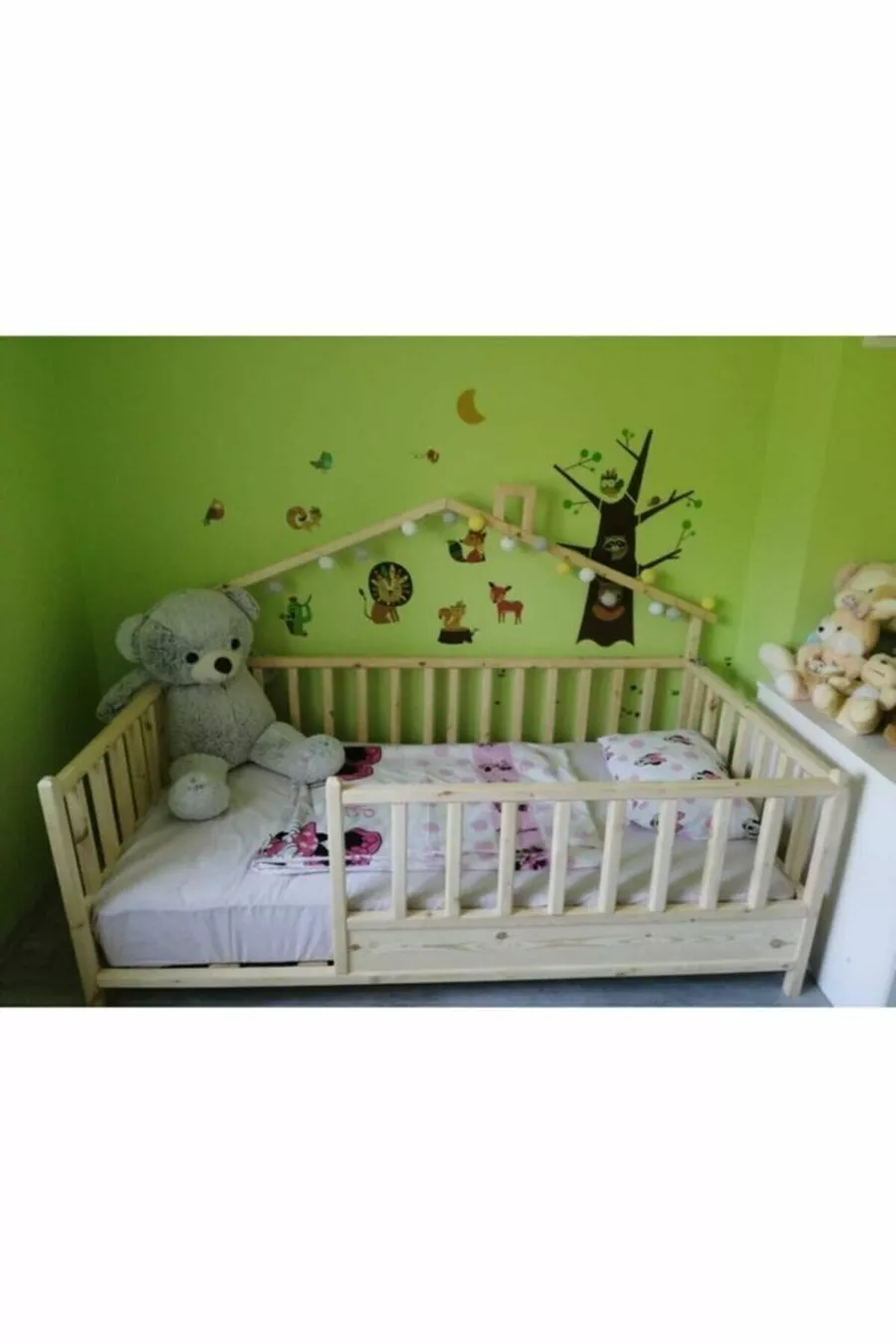 Lit Montessori pour bébé et enfant en bois naturel avec toit arrière
