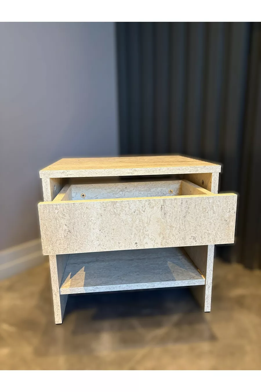 Table de chevet aspect travertin avec tiroir supérieur