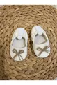 Chaussures pour bébé avec chaussons et ruban crème