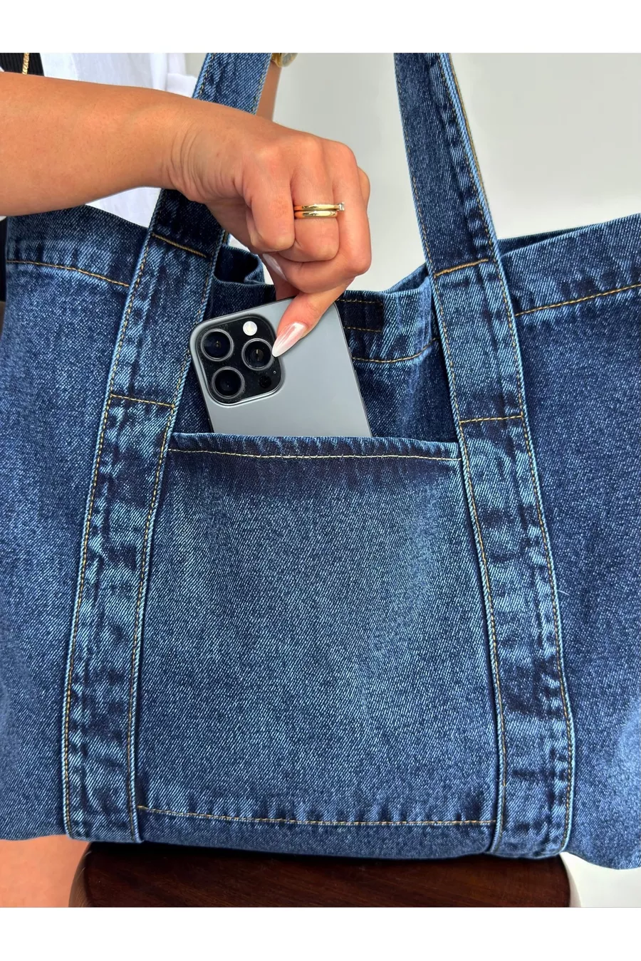 Sac en jean femme tendance modèle long à bretelles
