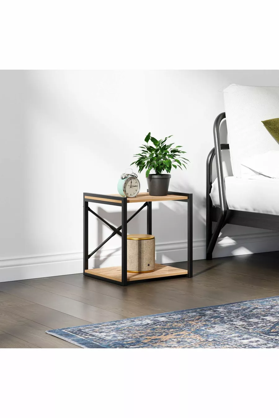 Table de chevet multifonction avec pieds en métal et étagère en pin