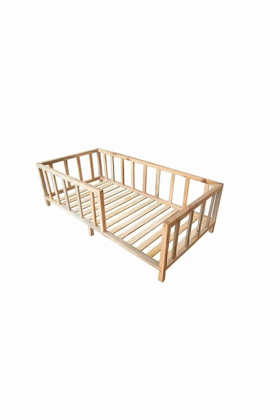 * Lit d'enfant en bois naturel