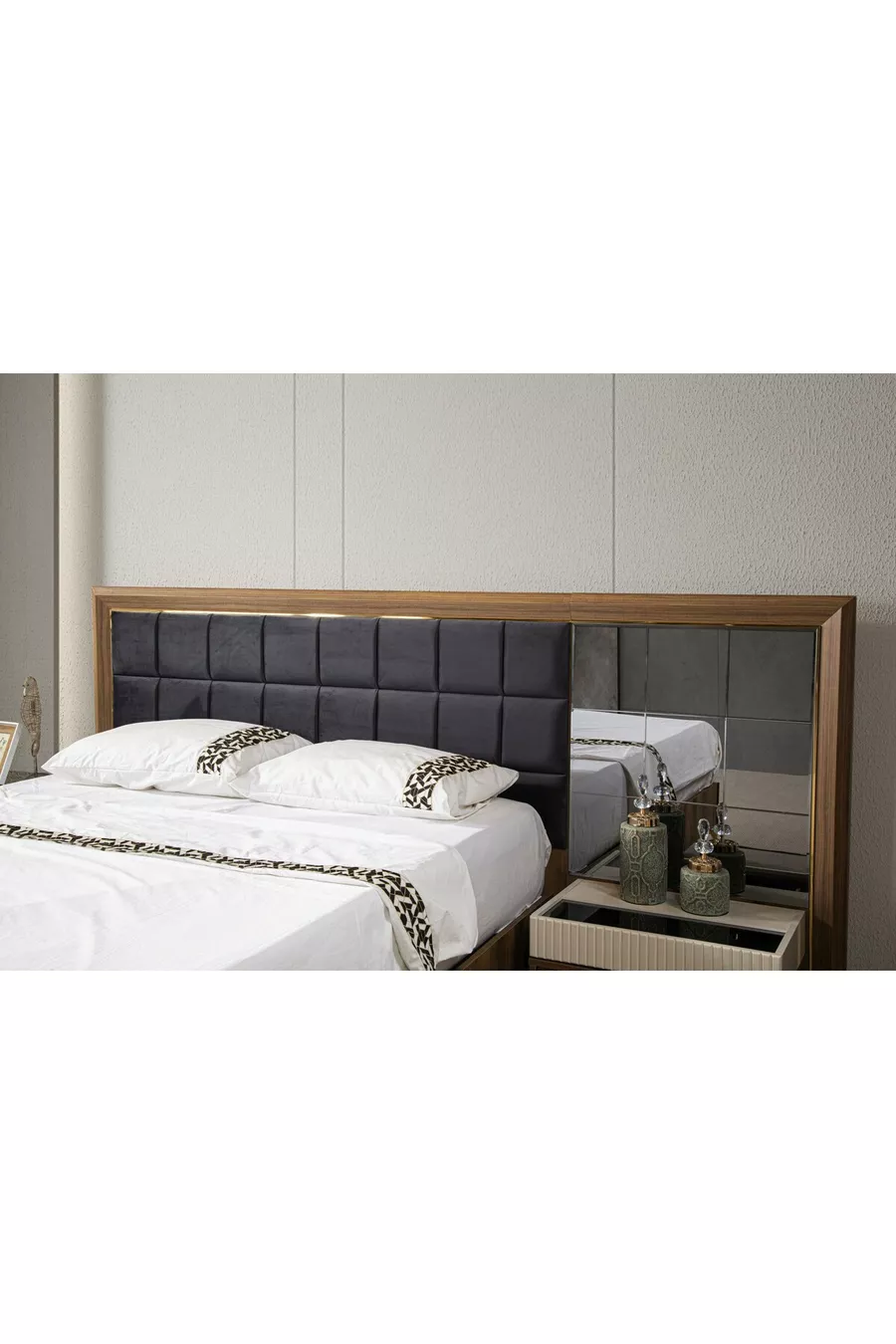ENSEMBLE DE CHAMBRE À COUCHER NOBLE