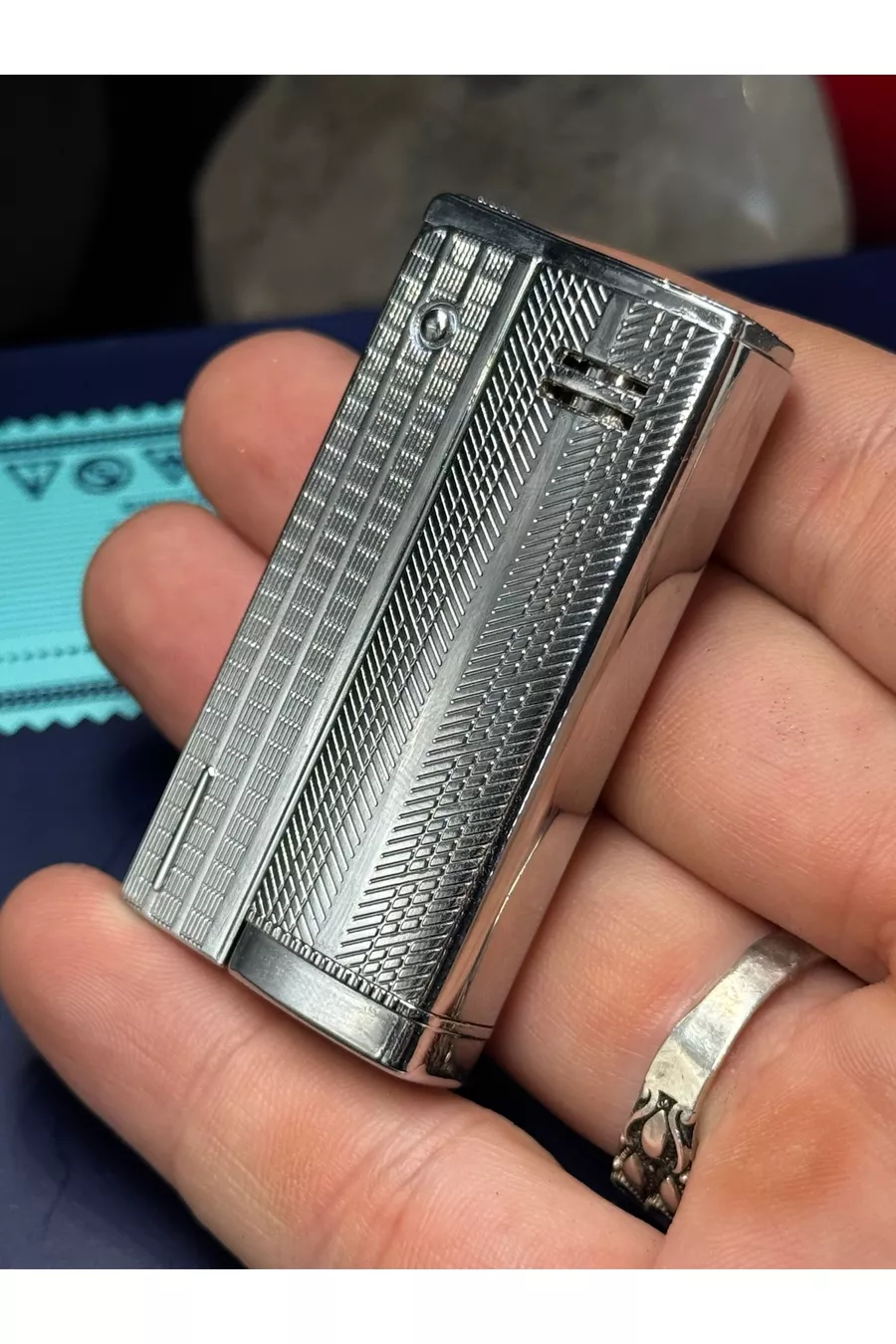Briquet de chef de quartier élégant en métal à essence de couleur argent