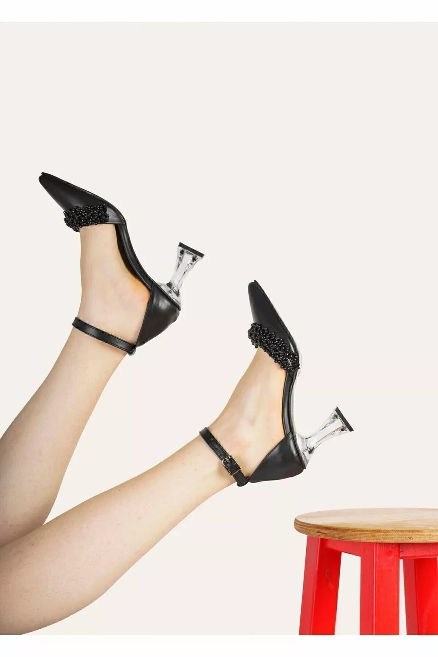 Chaussures de soirée pour femme avec perles d'ivoire sur peau blanche