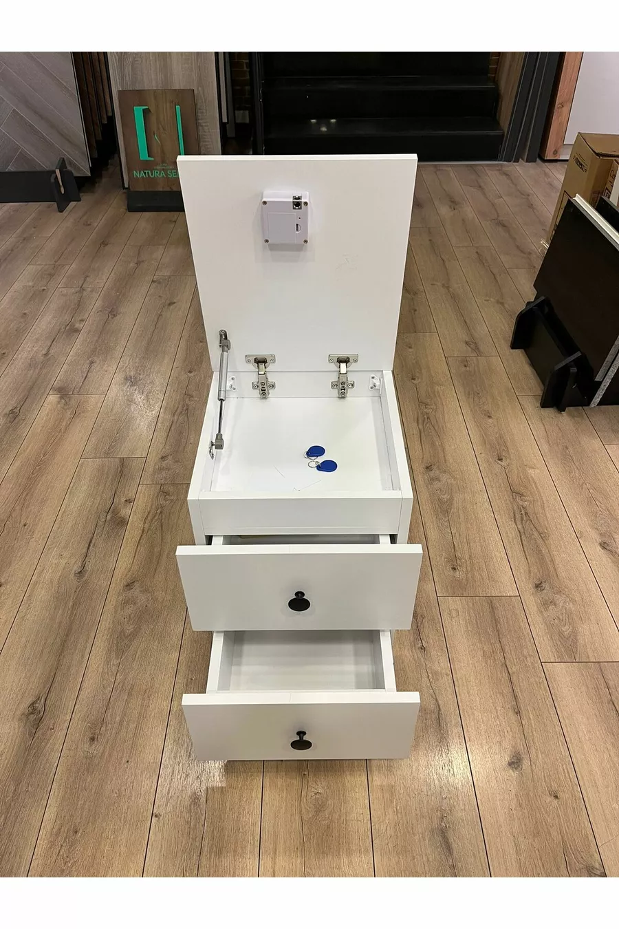 Table de chevet à deux tiroirs avec compartiment secret et carte NFC