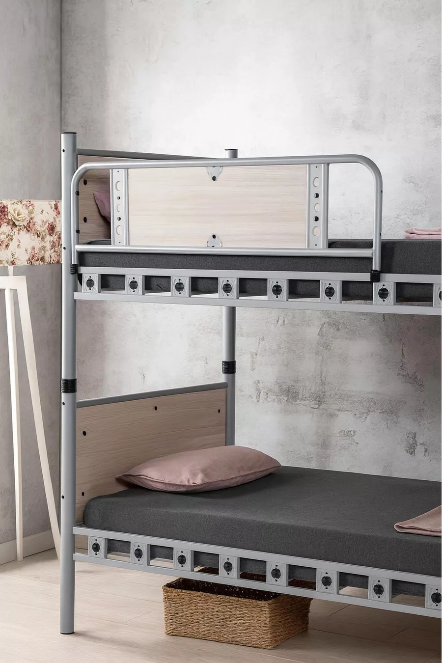 Chambre d'enfant élégante pour garçon avec lits superposés en métal et cadre de lit en bois