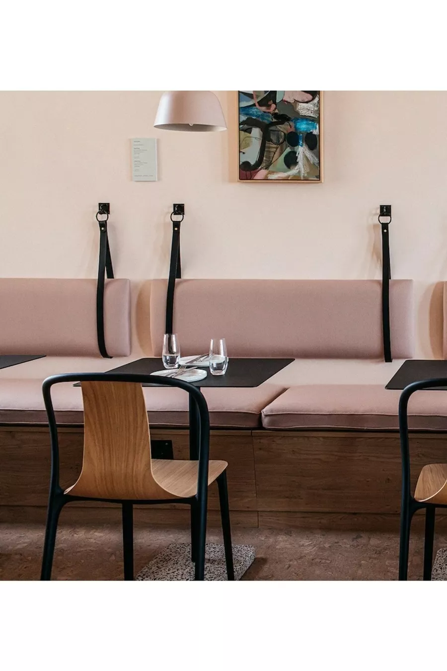 Ensemble de lit avec tête de lit et table de chevet pour hôtel, chambre à coucher design à prix abordable avec table de chevet