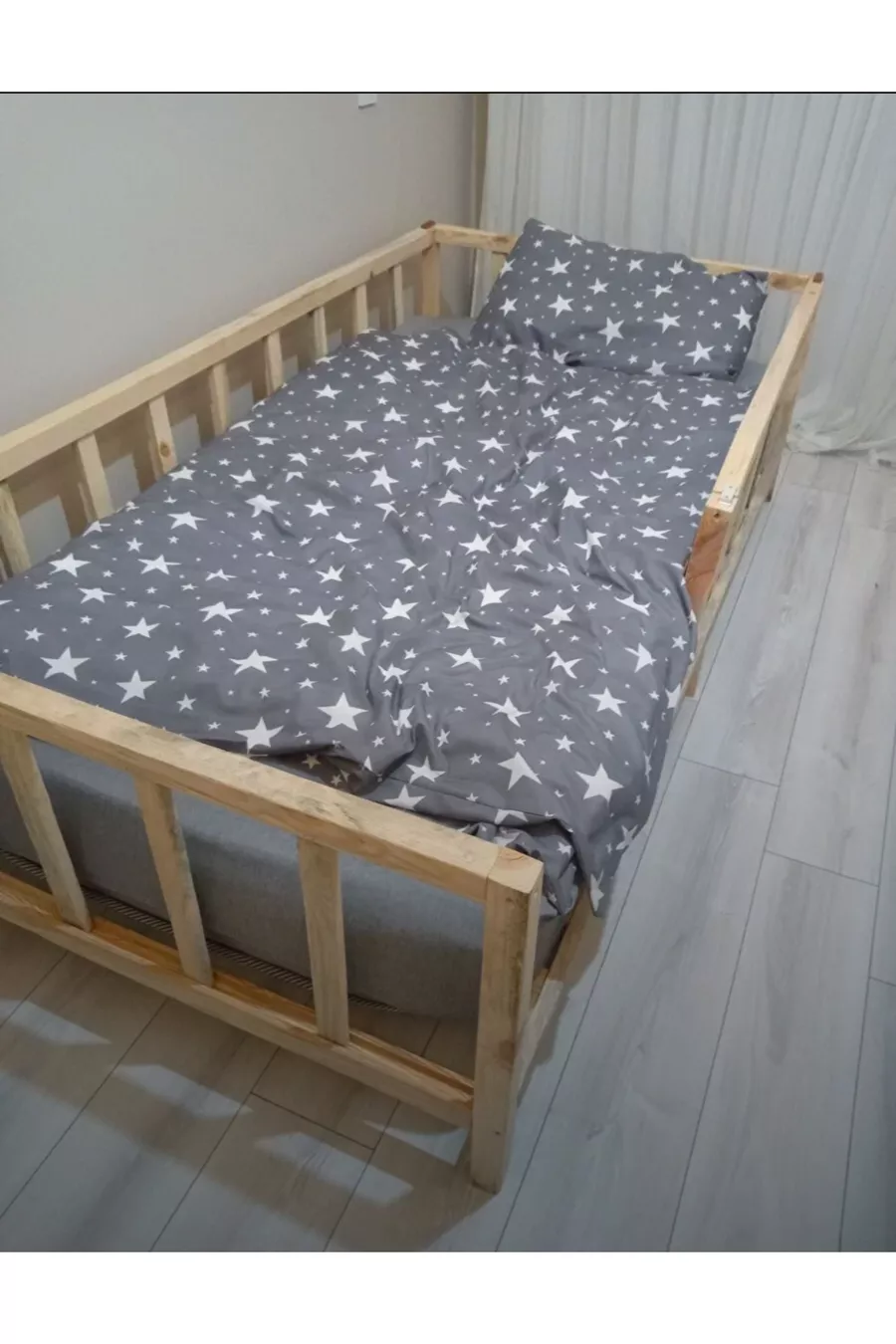 Lit d'enfant en bois naturel