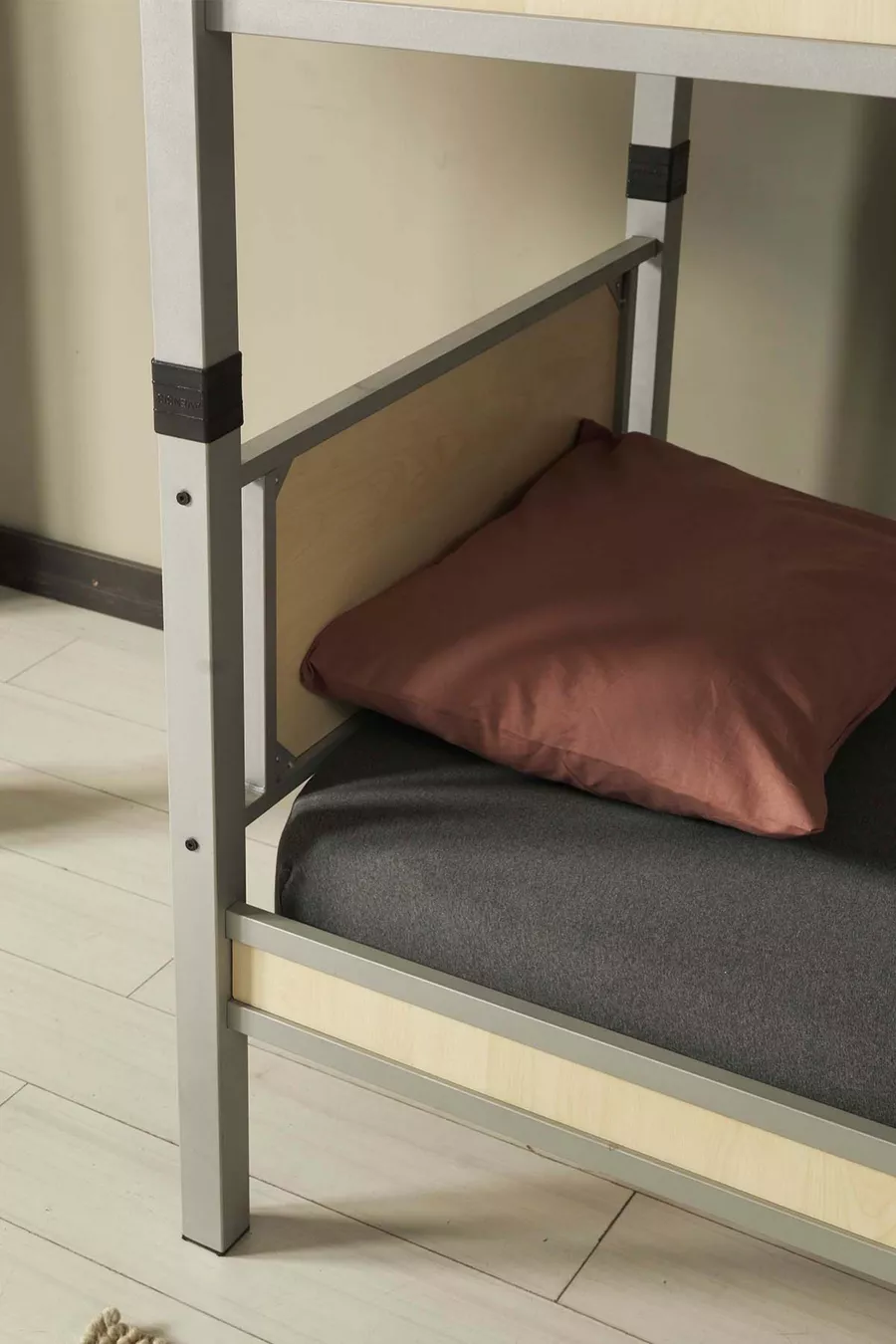 Chambre d'enfant pour dortoir avec lits superposés et lit simple en métal et bois Gris