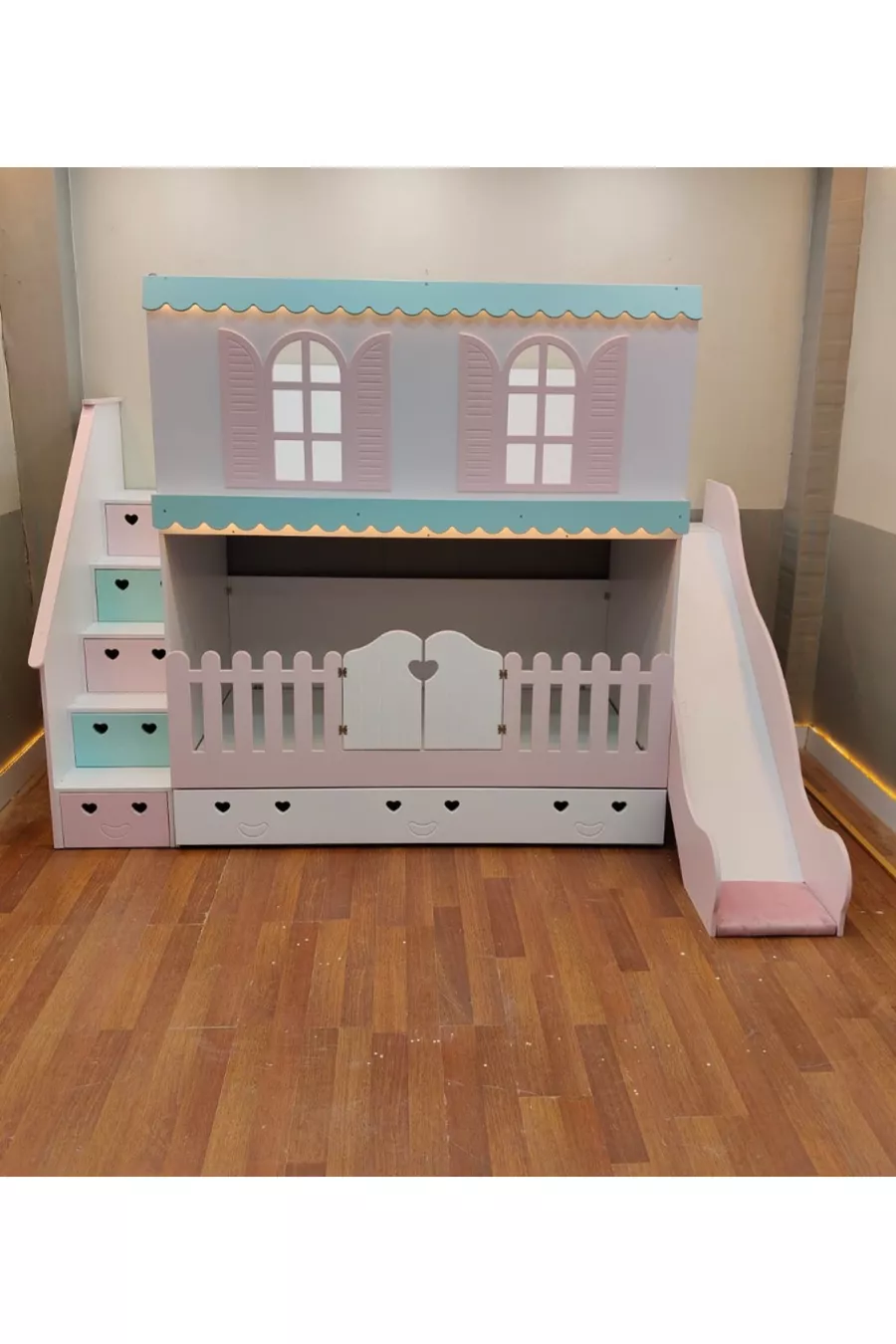 Lit superposé avec toboggan et lit bébé à Alaçatı