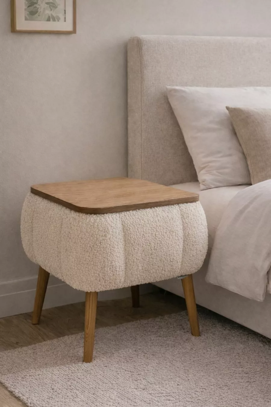 Table de chevet Lina Sandıklı, table de chevet moderne avec pieds en bois recouverts de tissu Teddy