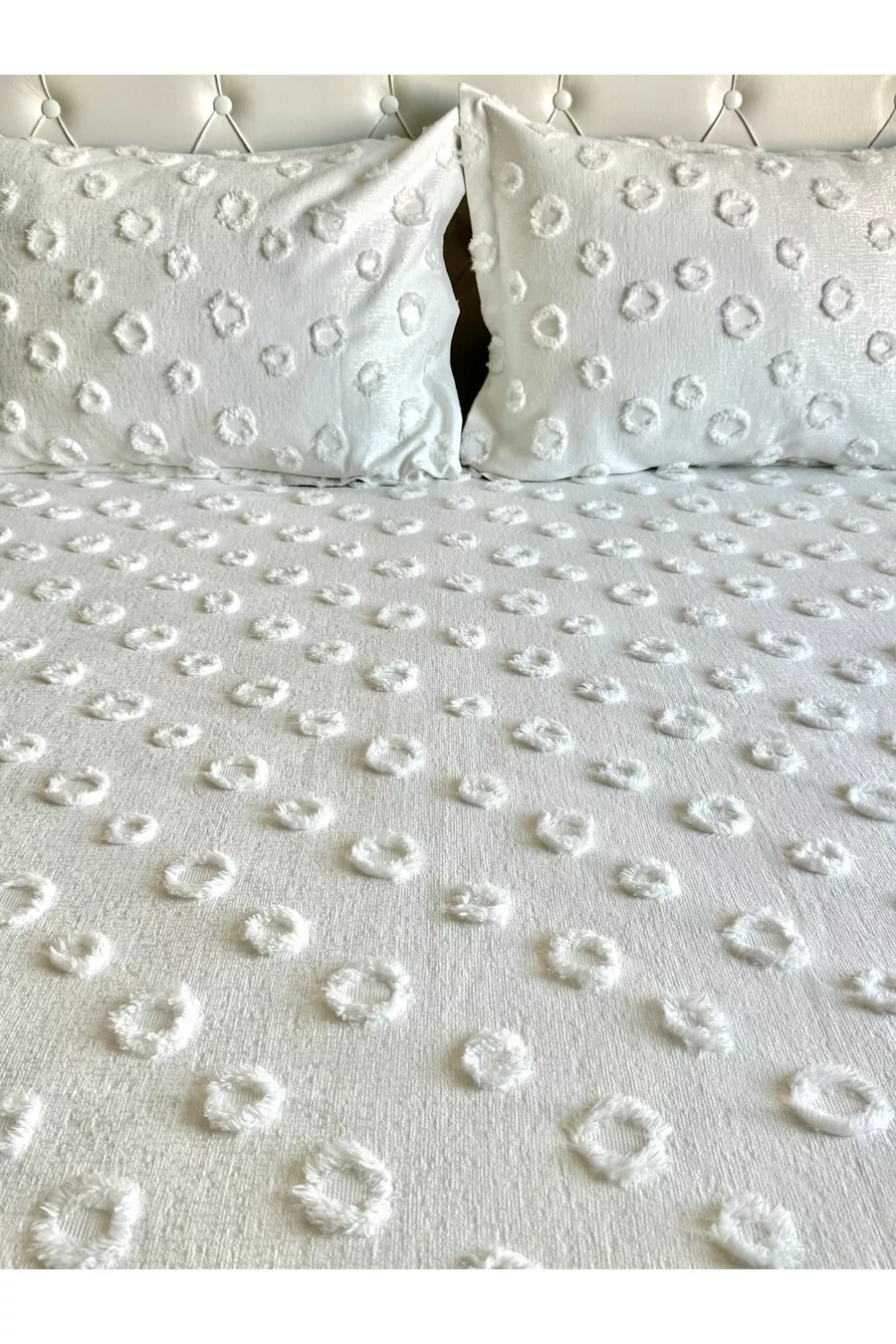 Housse de lit double à pompons et 2 oreillers couleur écrue