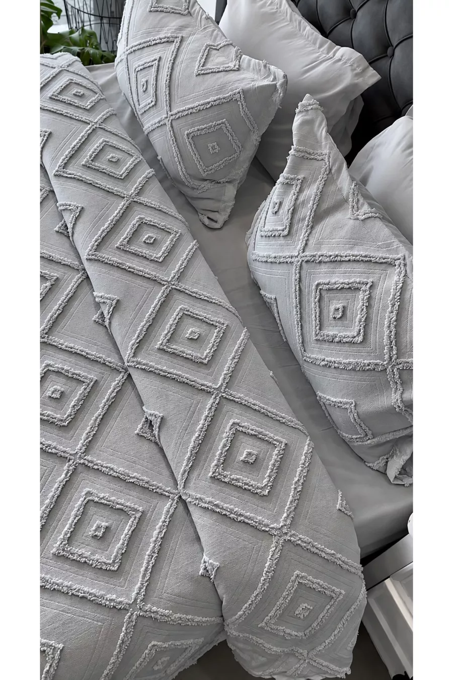 Housse de lit scandinave Jasmine pour lit double  et 2 oreillers argent gris