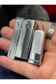 Briquet de chef de quartier élégant en métal à essence de couleur argent