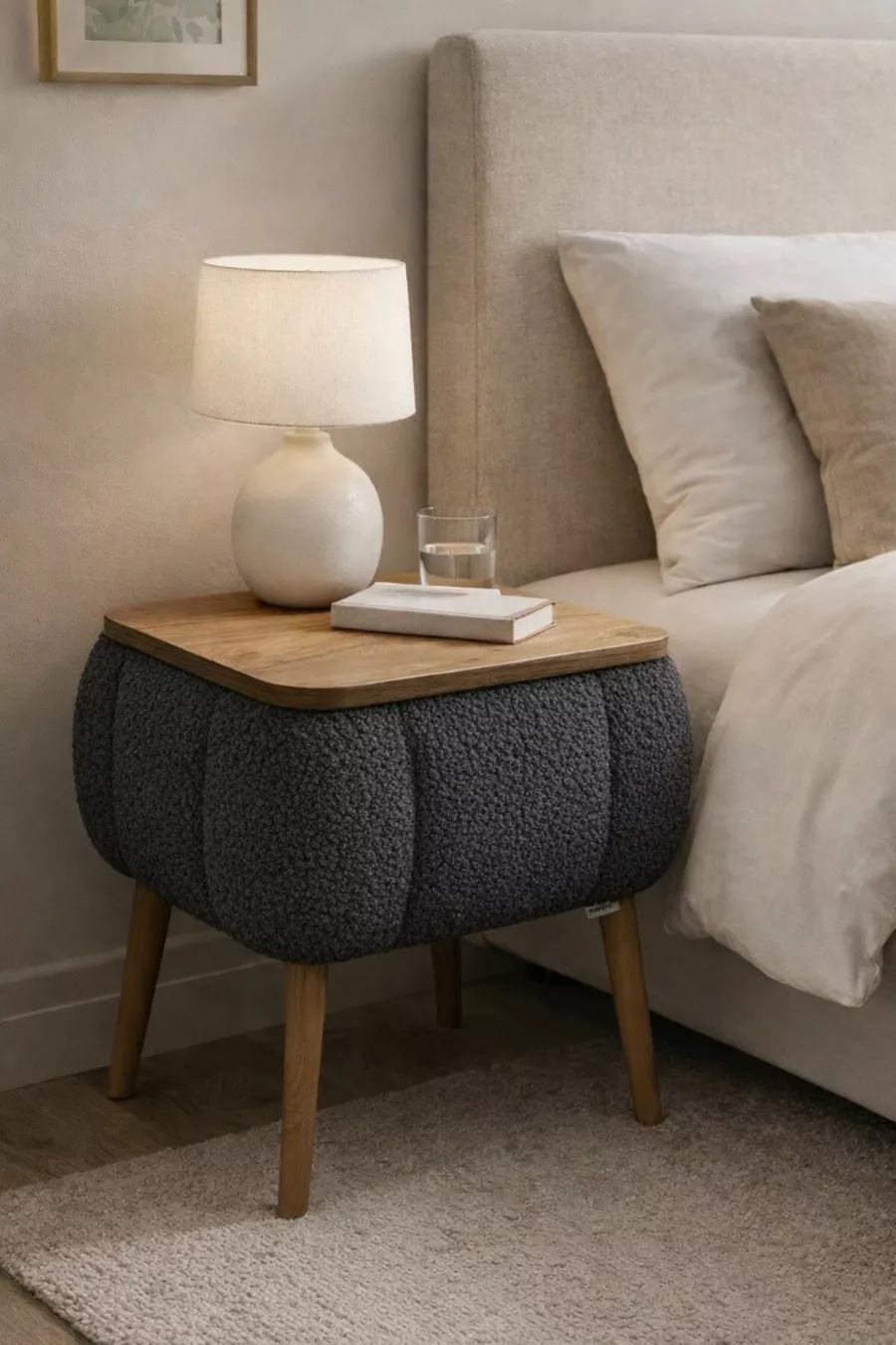 Table de chevet Lina Sandıklı, table de chevet moderne avec pieds en bois recouverte de tissu Teddy