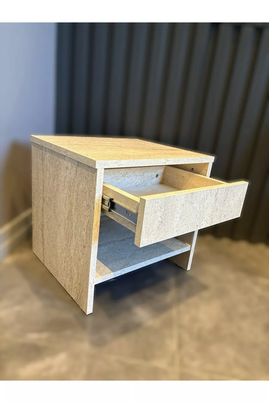 Table de chevet aspect travertin avec tiroir supérieur
