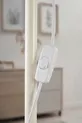 Lampadaire en tissu métallique crème à une seule jambe Cora pour salon, séjour et chambre à coucher