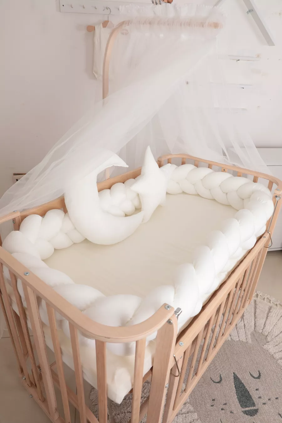 Berceau Mabela en bois naturel à côté de la mère avec protection en tricot écru, réglable en hauteur, pour 0-5 ans, pouvant se balancer, 3 positions