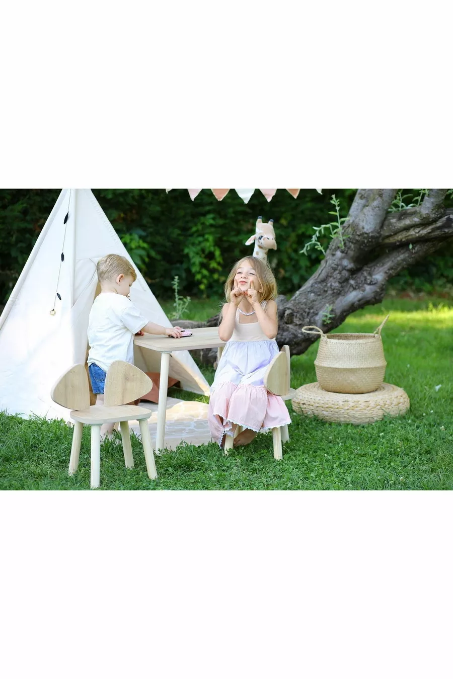 Table et 2 chaises pour enfants Montessori en marron