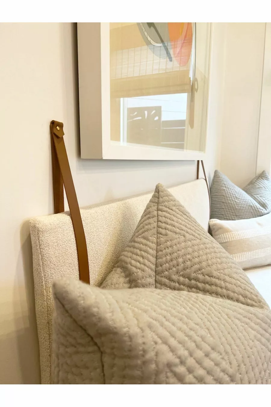 Tête de lit en cuir avec sangles + ensemble de 2 étagères murales pour chambre à coucher avec table de chevet