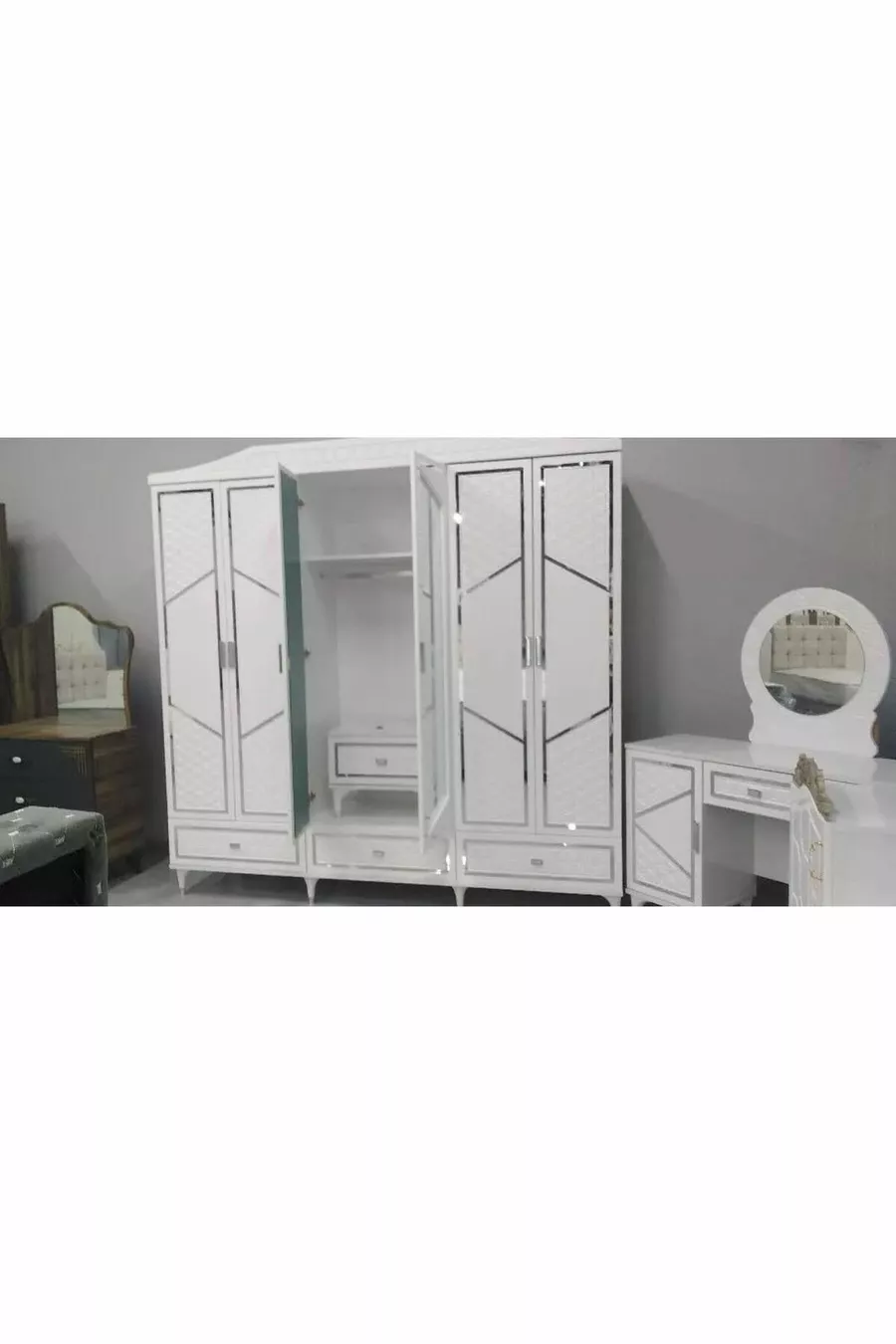 ENSEMBLE DE CHAMBRE À COUCHER SULTAN EN MDF AVEC DÉTAILS ARGENTÉS