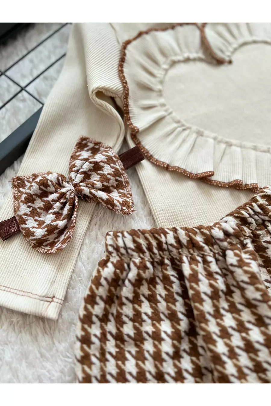 ENSEMBLE JUPE, BLOUSE ET BANDEAU POUR BÉBÉ À MOTIF CHEVRON MARRON