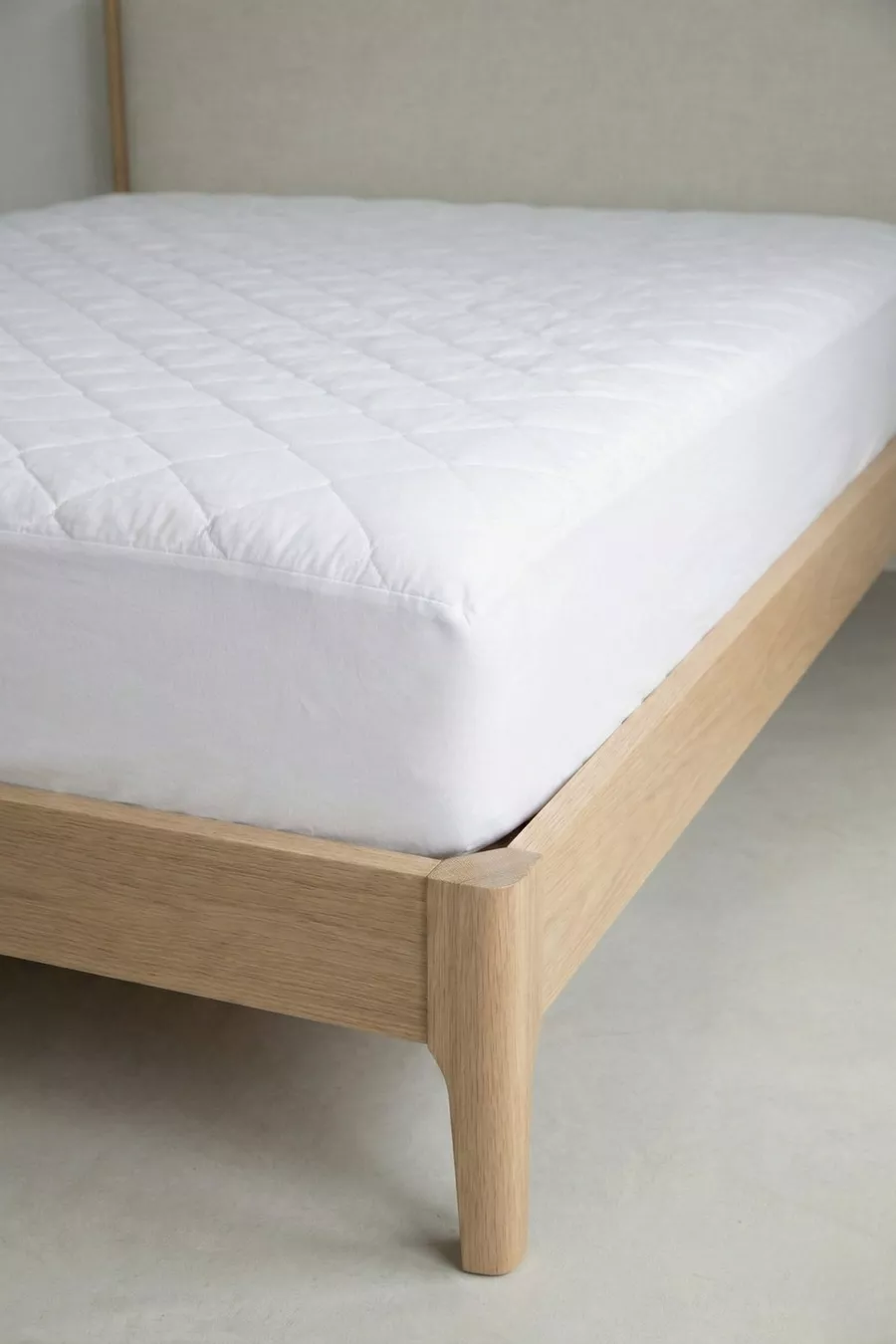 Protège-matelas en coton matelassé avec bord complet, blanc