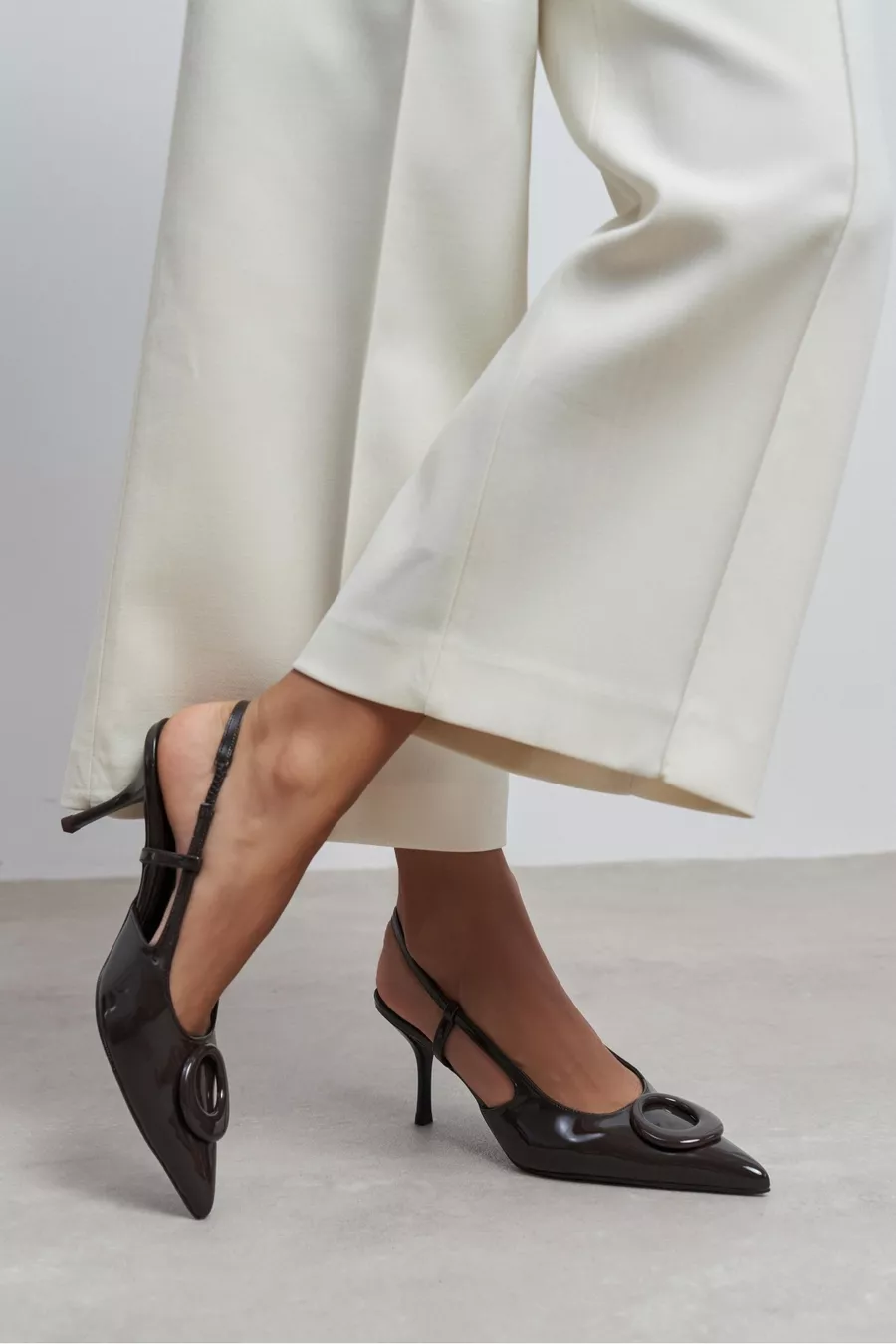 Chaussure pour femme à talon fin, bout pointu, ouvert à l'arrière, avec accessoires en cuir verni Nereid