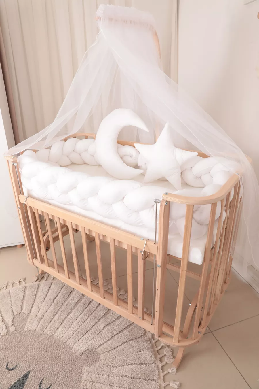 Berceau Mabela en bois naturel à côté de la mère avec protection en tricot écru, réglable en hauteur, pour 0-5 ans, pouvant se balancer, 3 positions