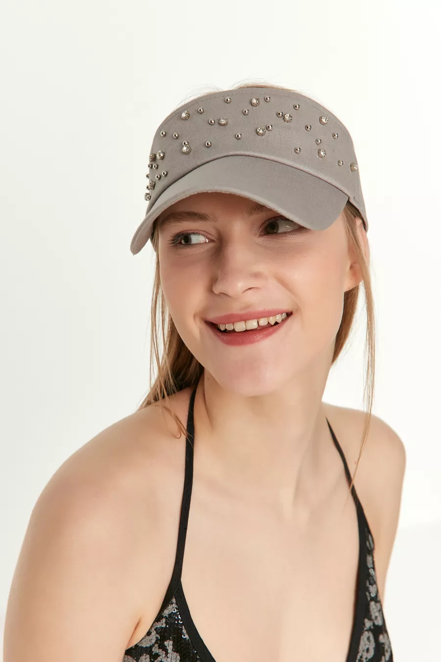 Chapeau féminin avec visière en pierre