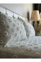 Housse de lit double à pompons et 2 oreillers couleur écrue