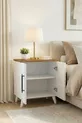 Table de chevet classique Lumen à 2 portes avec étagères, pin - blanc