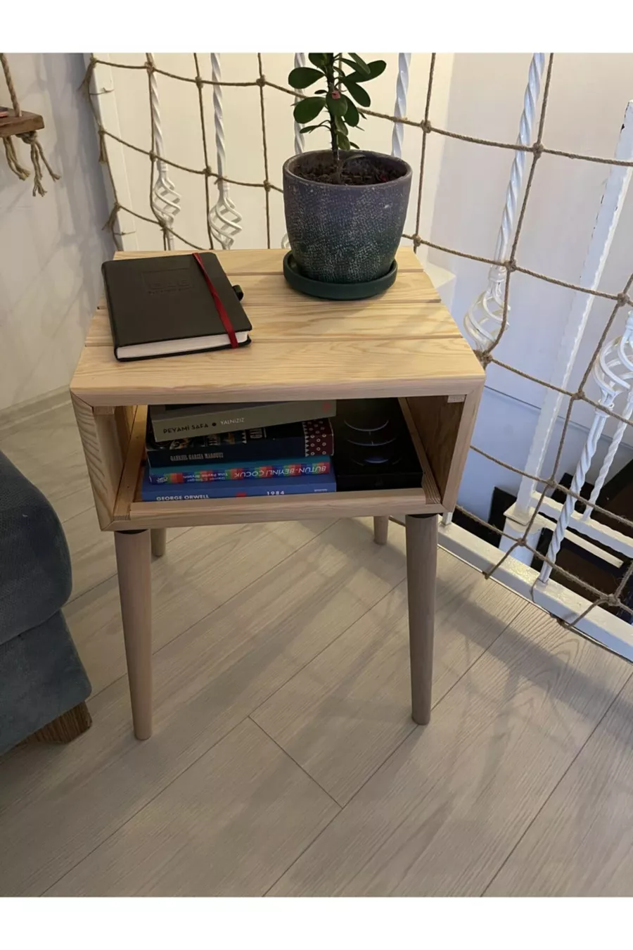 Table de chevet en bois décoratif