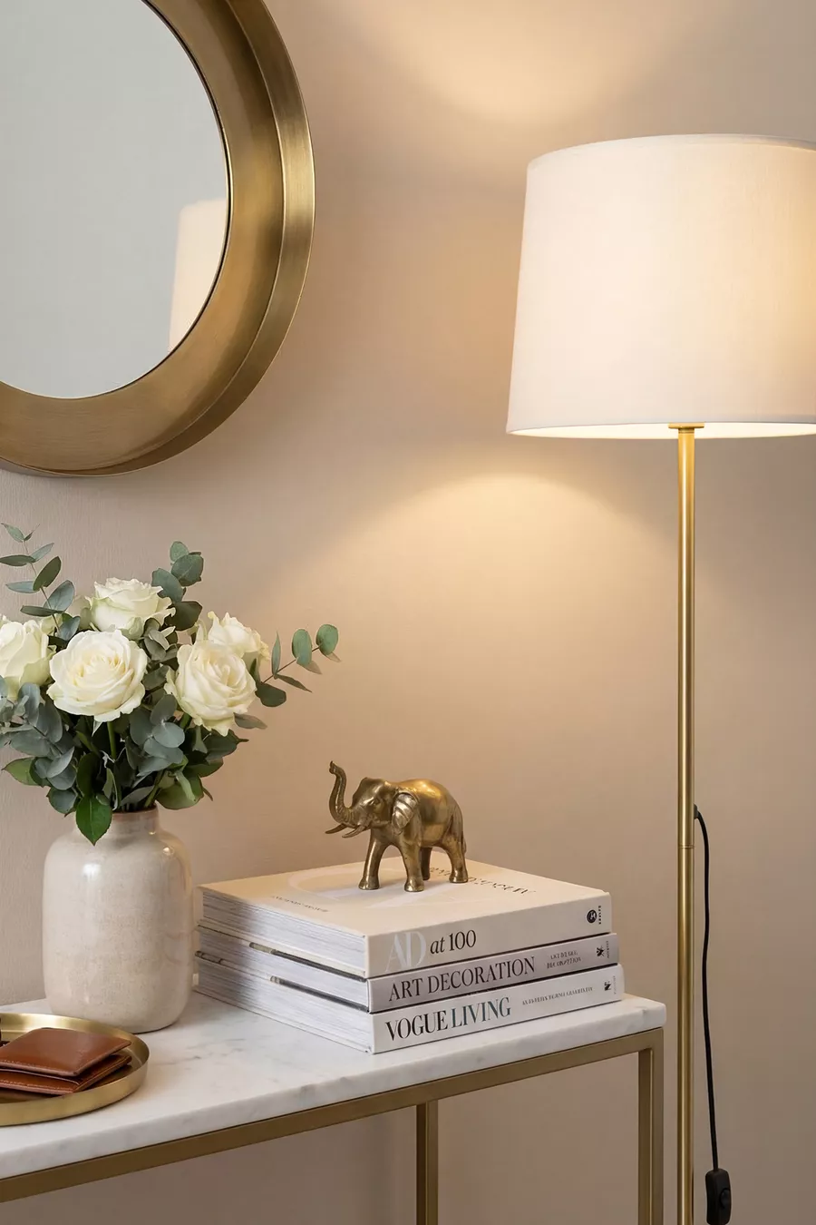 Lampadaire en métal à pied doré avec abat-jour crème Cora patiné pour salon, chambre à coucher & salle de séjour