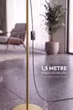 Lampadaire en métal à pied doré avec abat-jour crème Cora patiné pour salon, chambre à coucher & salle de séjour