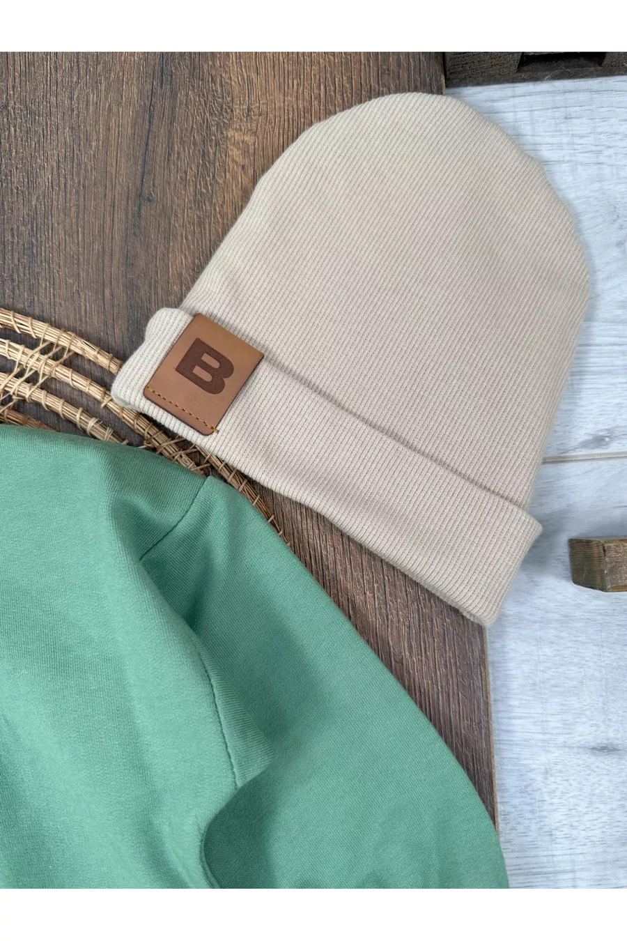 Ensemble pour bébé garçon surdimensionné (coupe large) avec casquette, détails de blason en relief