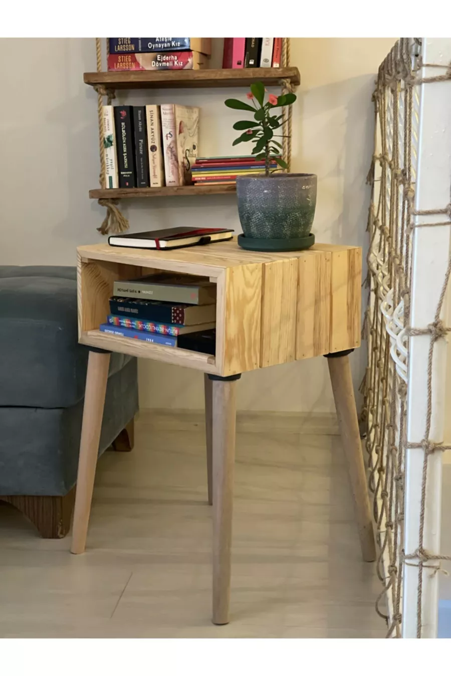 Table de chevet en bois décoratif