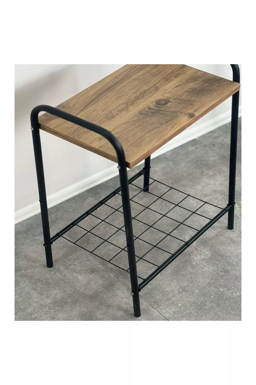 Table de chevet avec étagère et rangement filaire