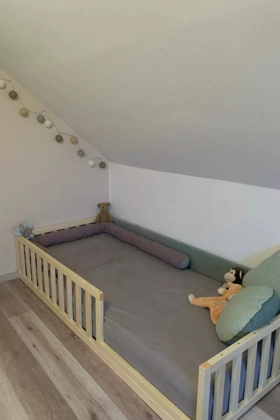 Lit pour enfant Montessori en bois naturel sans pieds