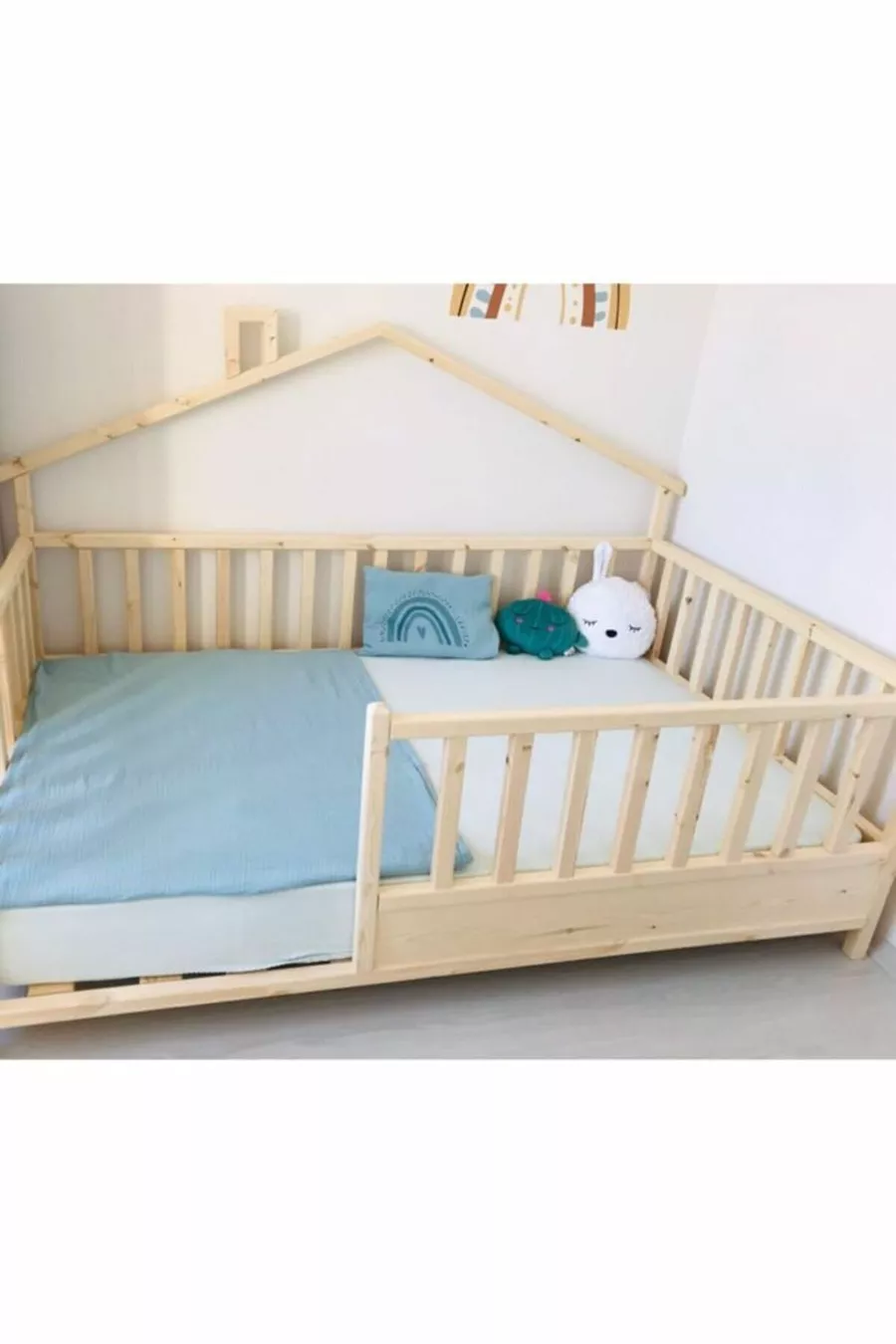 Lit Montessori pour bébé et enfant en bois naturel avec toit arrière