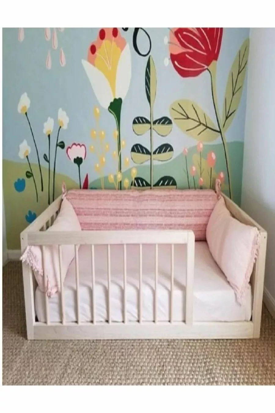 Lit pour enfants en bois naturel Zehra Montessori avec barreaux ronds, modèle au ras du sol